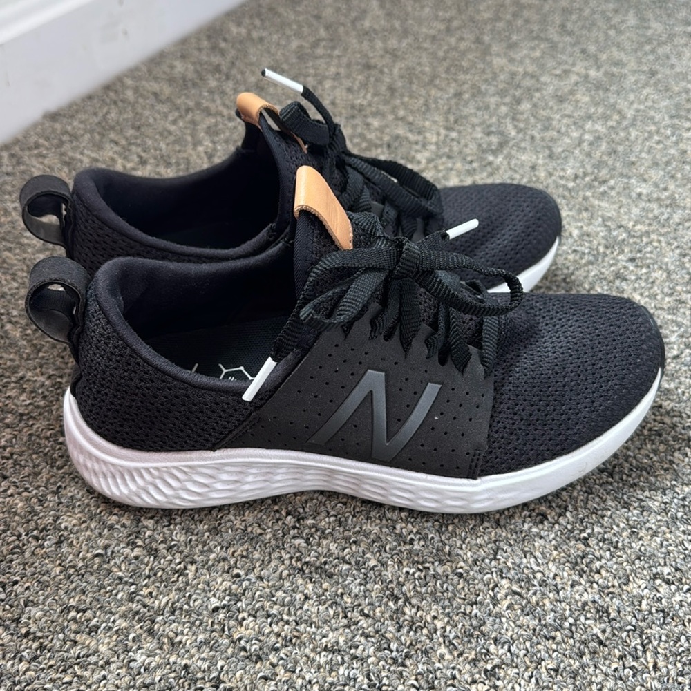 LIKE NEW Women’s New Balance sneaker